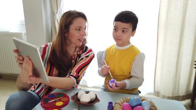 Nettes-Kind-malen-Eier-lernen-über-Computer-zu-Hause