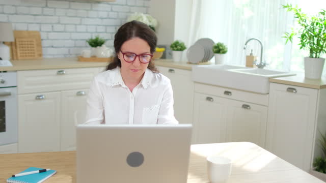Junge-Frau-Student-in-der-freien-Geschäftsfrau-arbeiten,-Tippen-Von-Text-auf-der-Tastatur-mit-Laptop-Computer-zu-Hause-Küche