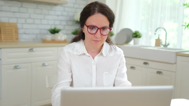 Junge-Frau-Student-in-der-freien-Geschäftsfrau-arbeiten,-Tippen-Von-Text-auf-der-Tastatur-mit-Laptop-Computer-zu-Hause-Küche