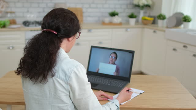 Online-Fernunterricht-Bildung-Webinar-VideoAnruf-e-lernen-Lektion-Webcam-Konzept