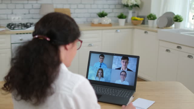 Trabajo-en-línea-aprendizaje-a-distancia-videollamada-conferencia-de-chat-webinar-llamar-a-la-cámara-web-concepto-de-reunión-de-la-cámara-web
