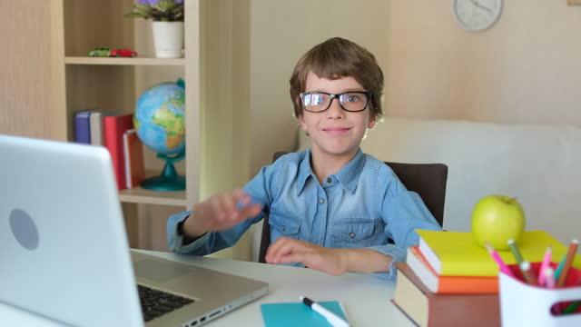 Kind-Junge-Kind-Schuljunge-in-Gläsern-mit-Tablet-Laptop-Computer-für-Schulhausaufgaben,-Lernen-zu-Hause