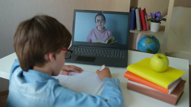 Kind-Schuljunge-mit-Lehrer-mit-Tablet-Laptop-Computer-für-das-Schreiben-Schule-Hausaufgaben,-Studieren-zu-Hause