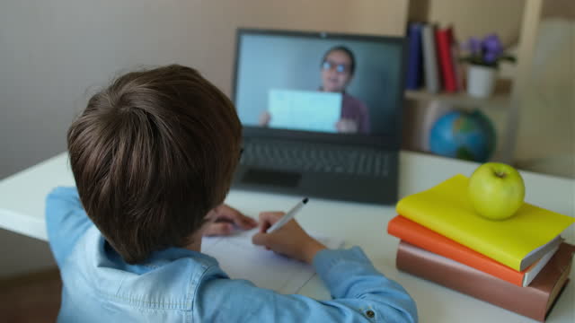 Kleiner-Schuljunge-mit-Lehrer-mit-Tablet-Laptop-Computer-für-Schulhausaufgaben,-Lernen-zu-Hause