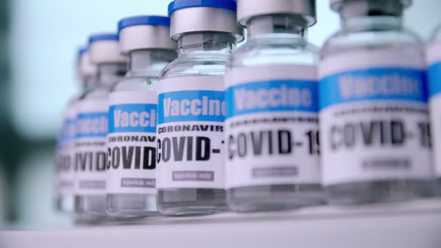 Glasfläschchen-für-Covid-19-Impfstoff-im-Labor.-Gruppe-von-Coronavirus-Impfstoffflaschen.-Medizin-in-Ampullen.