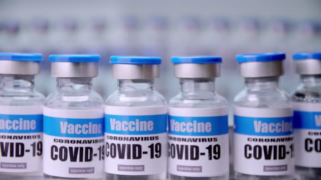 Glasfläschchen-für-Covid-19-Impfstoff-im-Labor.-Gruppe-von-Coronavirus-Impfstoffflaschen.-Medizin-in-Ampullen.