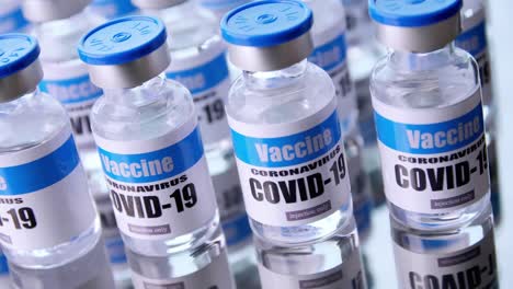 Viales-de-vidrio-para-la-vacuna-Covid-19-en-laboratorio.-Grupo-de-botellas-de-vacuna-contra-coronavirus.-Medicina-en-ampollas.