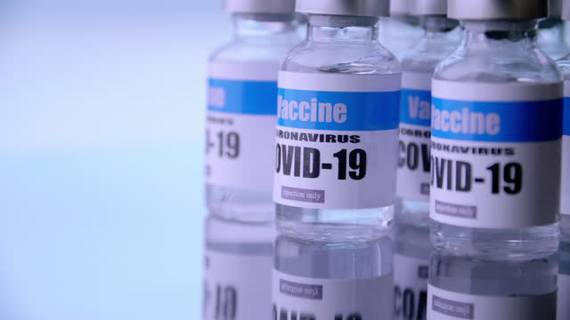 Viales-de-vidrio-para-la-vacuna-Covid-19-en-laboratorio.-Grupo-de-botellas-de-vacuna-contra-coronavirus.-Medicina-en-ampollas.