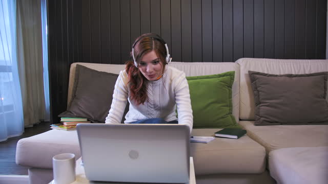 Lady-Student-Learning-usando-el-chat-de-webcam-de-la-computadora-hace-notas.-Concepto-de-educación-a-distancia.