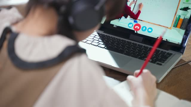 Schließen-Homeschool-asiatische-kleine-junge-Mädchen-lernen-Online-Klasse-von-Lehrer-durch-digitale-Remote-Internet-Treffen-aufgrund-der-Coronavirus-Pandemie.-Kind-auf-Computer-Bildschirm,-dass-Frau-lehren
