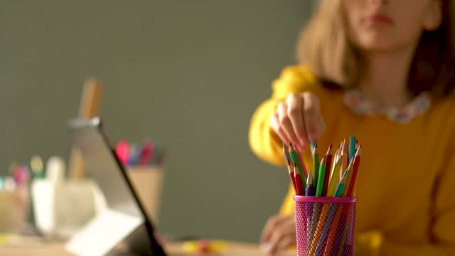 Nettes-Kind-verwenden-Laptop-für-Bildung,-Online-Studie,-zu-Hause-studieren.-Mädchen-haben-Hausaufgaben-beim-Fernstudium.