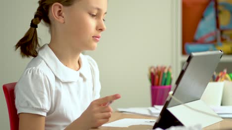 Lindo-niño-usar-portátil-para-la-educación,-estudio-en-línea,-estudio-en-casa.-La-chica-tiene-tarea-en-casa.