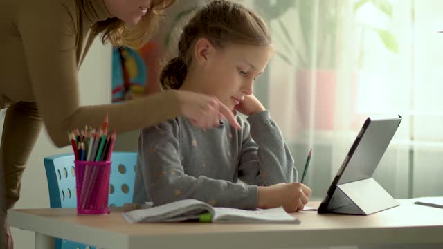 Educación-en-casa-para-niños.-Hijo-e-hija-usan-una-computadora-portátil-para-la-educación.