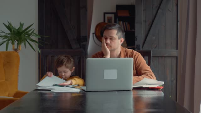 Vater-versucht,-Kind-Homeschooling-Unterricht-zu-Hause-zu-unterrichten