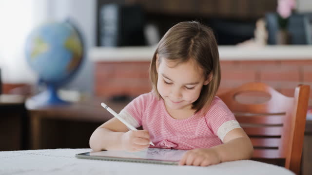 Kleines-Kind-Mädchen-Zeichnung-auf-digitalen-Tablet-mit-digitalisierten-Stift