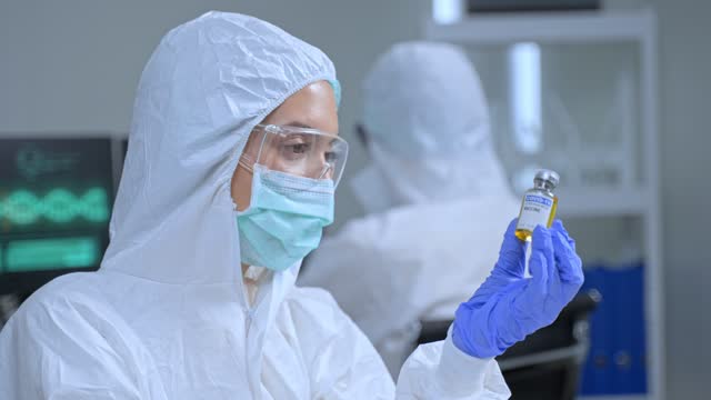 Das-Coronavirus-oder-COVID-Impfstoff,-das-vom-wissenschaftlichen-Team-der-pharmazeutischen-Bioforschung-und--entwicklung-erforscht-wurde.-Der-Forscher-arbeitet-im-Laborraum-des-Impfstoff--und-Arzneimittelherstellers-covid-19.