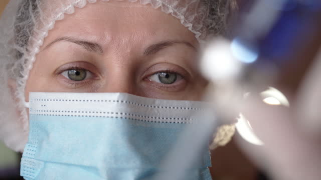 Nahaufnahmeporträt-Des-Arztes-In-Medizinischer-Maske,-Die-Spritze-Mit-Impfstoff-Füllt