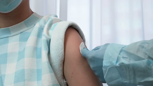 COVID-19-Coronavirus-Impfung.-Impfstoff-gegen-Coronavirus.-Medizinische-Krankenschwester-Arzt-in-blauen-Sicherheitshandschuhen-macht-Impfstoff-Injektion-weibliche-Patientin-in-der-Klinik