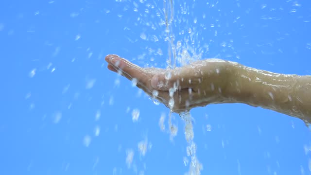 Zeitlupenvideo-von-Frau-Hand-unter-fließendem-Wasser