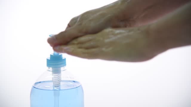 Frau-saubere-Hände-mit-Handdesinfektionsmittel-auf-weißem-Hintergrund