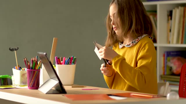Lindo-niño-usar-portátil-para-la-educación,-estudio-en-línea,-estudio-en-casa.-La-chica-tiene-tarea-en-el-aprendizaje-a-distancia.