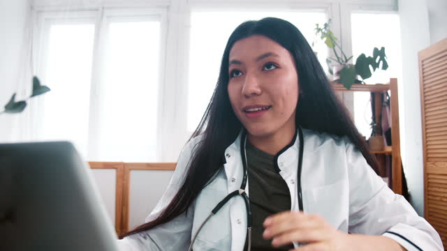 Zoom-en-positivo-profesional-multiétnico-médico-mujer-ofrece-medicamentos-de-tratamiento-de-vacunas-a-cliente-remoto-en-webcam.