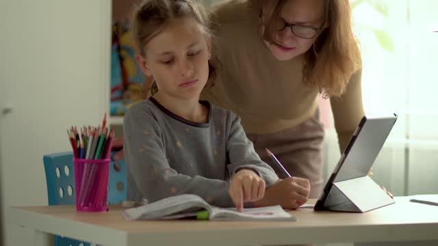 Online-Fernunterricht-für-Kinder.-Sohn-und-Tochter-nutzen-einen-Laptop-für-die-Ausbildung.