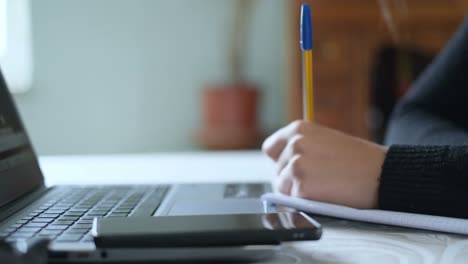 Estudiante-niña-mientras-hace-videollamada-de-lección-escolar-en-una-computadora-portátil,-aislamiento-social