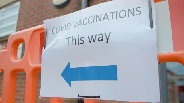 Covid-19-Impfungen-Auf-diese-Weise-Beschilderung