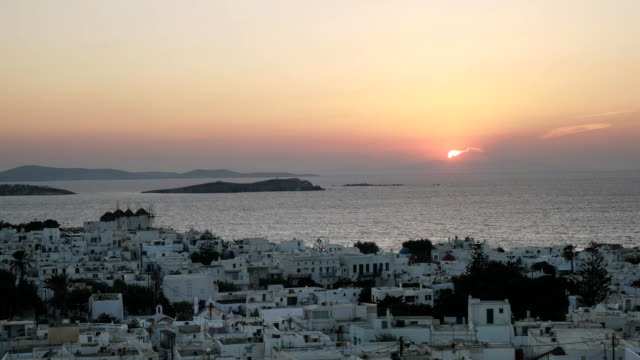 Sonnenuntergang-Zoom-im-Hinblick-auf-die-Stadt-Chora-auf-mykonos