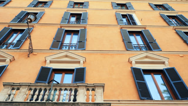 Mehrfamilienhaus-Straßen-in-Rom.-Fenster-mit-Fensterläden.-Fassaden-der-alten-Häuser-in-den-Straßen-von-Italien.-Reisen-Konzept.-Slow-Motion.-4k