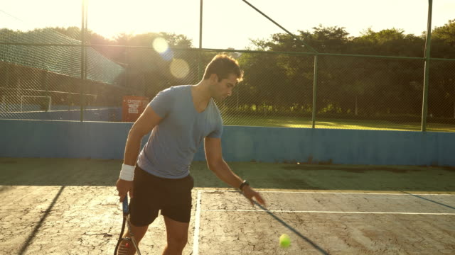Kerl-spielt-tennis