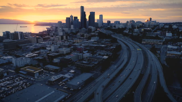 Blick-auf-die-pulsierende-Skyline-Sonnenuntergang-Hubschrauber-Stadt