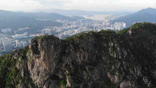 Löwe-Rock-in-Hongkong-mit-dem-Stadt-Hintergrund