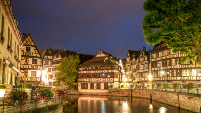 Día-de-skyline-de-la-ciudad-de-Estrasburgo,-mitad-casa-de-madera-para-timelapse-nocturno,-lapso-de-tiempo-de-4K-de-Estrasburgo,-Francia