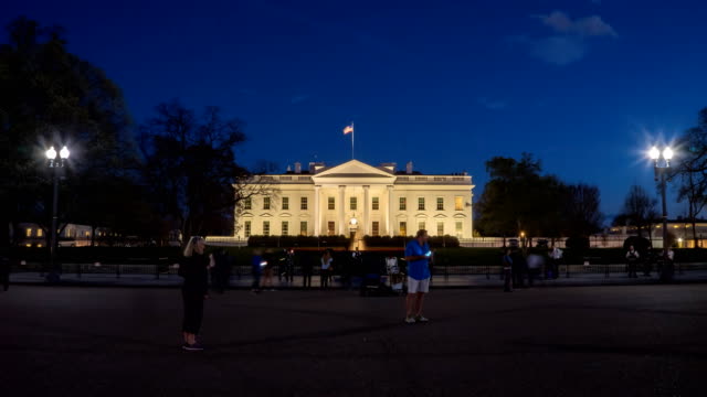 night-time-lapse-of-tourists-at-the-white-house-in-washington