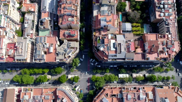 Top-Luftaufnahme-von-Barcelona-Eixample-Viertel-und-Block-Gebäude