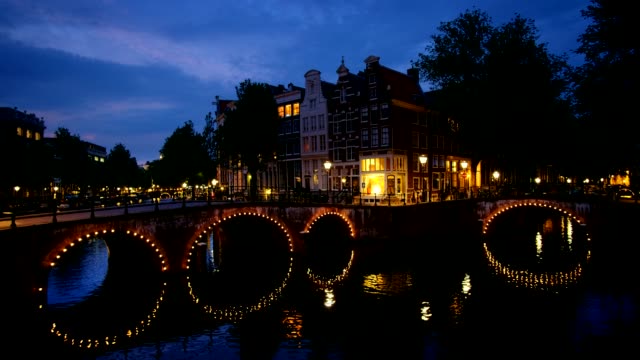 Amterdam-Kanal,-Brücke-und-mittelalterlichen-Häusern-am-Abend