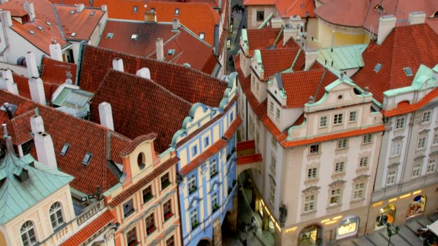 moving-panorama-of-old-town-of-Prague-in-daytime-in-summer,-tourists-are-walking