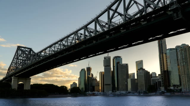 Blick-auf-die-Stadt-Brisbane-unter-Story-bridge