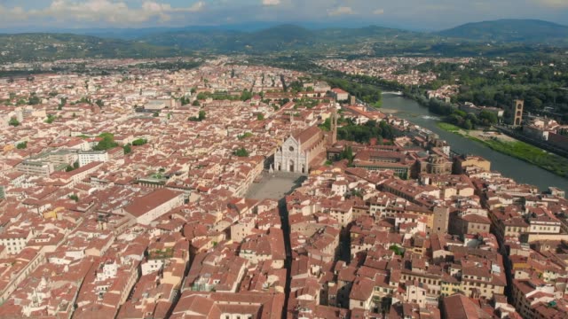 Vista-del-paisaje-aéreo-de-Florencia-en-el-casco-antiguo-con-la-iglesia-de-Santa-Croce-y-Santa-Croce-Plazza-en-Italia.-Vide-de-drone-de-4K.