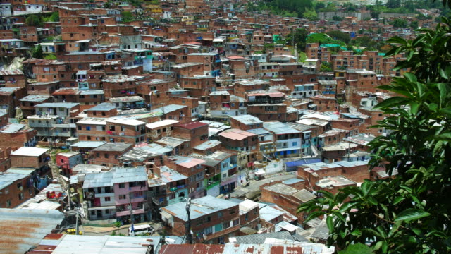 Blick-auf-einem-Armenviertel-in-Lateinamerika.-Comuna-13-Medellín-Kolumbien