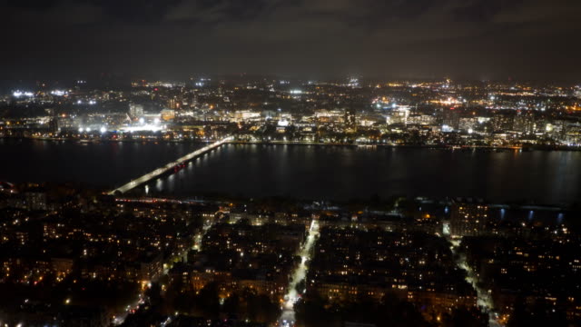 Nacht-Pfanne-von-Bostons-Charles-River-in-die-Richtung-vom-MIT-in-Boston,-massachusetts