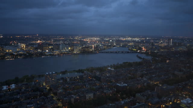 del-río-charles-de-Boston-en-la-noche-desde-el-Observatorio-de-airwalk