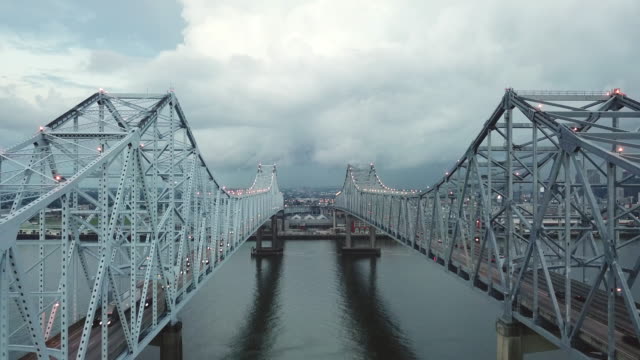 New-Orleans-Luftbild-stieg-über-den-Mississippi-River-Highway-Bridge-Deck