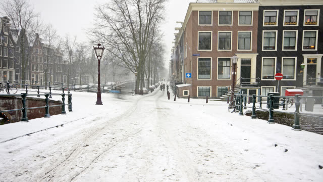 Es-schneit-in-Amsterdam-Niederlande-im-winter