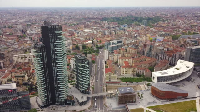 día-soleado-Milán-Ciudad-Distrito-Centro-aéreo-Italia-panorama-4k