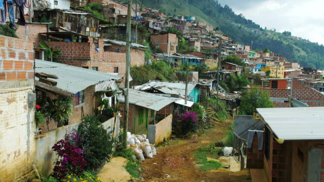Ansicht-der-Armenviertel-in-Medellin-Kolumbien-mit-unbefestigten-Straße