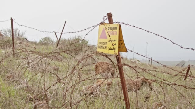 Señal-de-advertencia-de-minas-en-los-altos-del-Golán-en-la-frontera-con-Siria-Israel