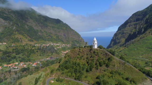 Volar-más-allá-de-una-iglesia-en-una-colina-en-Madeira